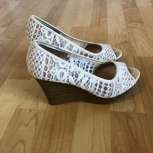 AE Payless Lace Cream Wedges {Size 7}